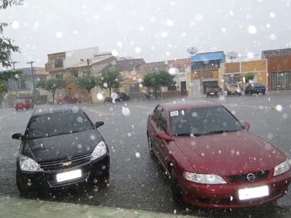 Em Tauá a chuva alegrou a população e amenizou o calor - Foto: Sheldon Gomes